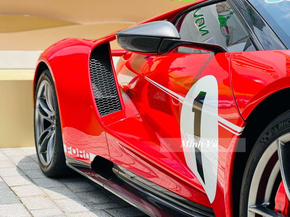 Ngoài ra Ford GT '67 Heritage Edition còn có con số 1 trên nắp capô cũng như bên hông xe, một cách gợi nhớ về trang phục xe Ford GT40 Mark IV cách đây hơn 5 thập kỷ Ngoài ra Ford GT '67 Heritage Edition còn có con số 1 trên nắp capô cũng như bên hông xe, một cách gợi nhớ về trang phục xe Ford GT40 Mark IV cách đây hơn 5 thập kỷ