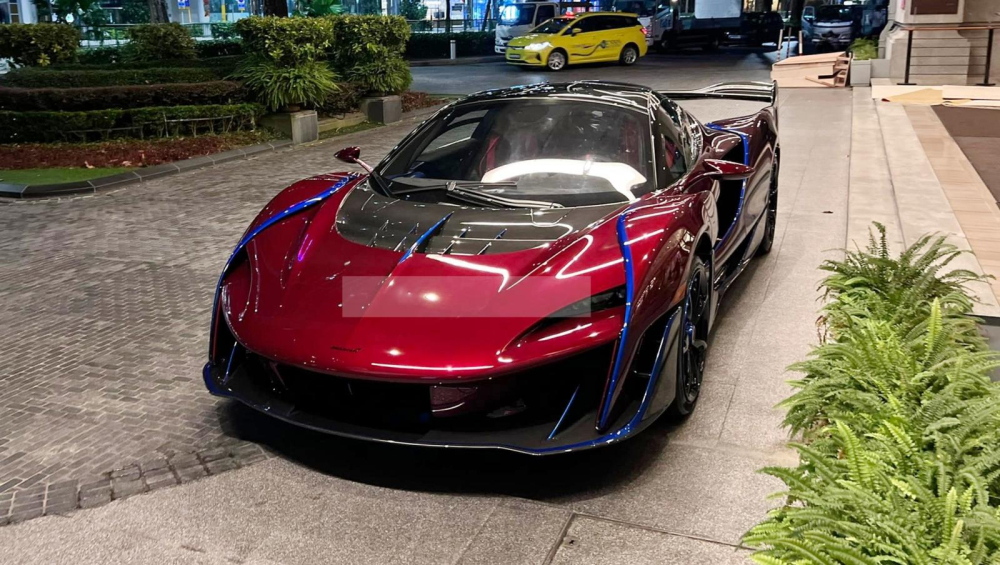 Xe có màu sơn đỏ carbon Volanco và được nhập từ Mỹ về