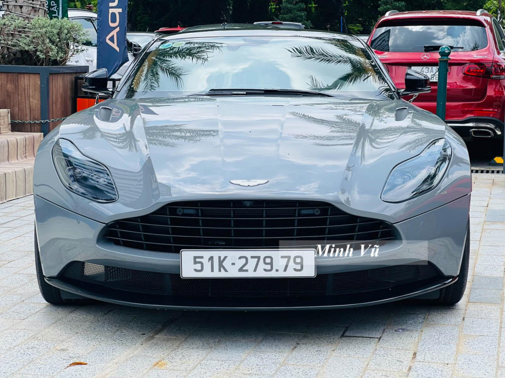 Aston Martin DB11 là một chiếc Grand Tourer được ra mắt lần đầu tại triển lãm Geneva Motor Show vào tháng 3 năm 2016 để thay thế cho mẫu xe DB9 rất nổi tiếng. Đây là mẫu xe đầu tiên được ra mắt trong kế hoạch 'thế kỷ thứ hai' của Aston Martin với Daimler AG. Aston Martin DB11 là một chiếc Grand Tourer được ra mắt lần đầu tại triển lãm Geneva Motor Show vào tháng 3 năm 2016 để thay thế cho mẫu xe DB9 rất nổi tiếng. Đây là mẫu xe đầu tiên được ra mắt trong kế hoạch 'thế kỷ thứ hai' của Aston Martin với Daimler AG.