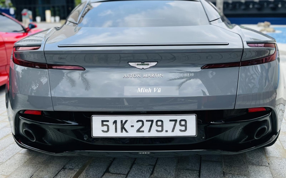 Aston Martin cung cấp 3 chế độ lái cho chủ xe DB11 V8 bao gồm GT cho chất lượng xe mẫu mực, đầm, ấn thêm chữ S tích hợp trên vô lăng, chiếc Aston Martin DB11 V8 màu xám China Grey sẽ chuyển sang chế độ thể thao Sport và cuối cùng là Sport Plus, sẽ đánh thức hệ thống treo, hệ thống lái, hộp số tự động 8 cấp và hệ thống Torque Vectoring kết hợp cùng nhau để mang đến trải nghiệm tốc độ thú vị nhất. Aston Martin cung cấp 3 chế độ lái cho chủ xe DB11 V8 bao gồm GT cho chất lượng xe mẫu mực, đầm, ấn thêm chữ S tích hợp trên vô lăng, chiếc Aston Martin DB11 V8 màu xám China Grey sẽ chuyển sang chế độ thể thao Sport và cuối cùng là Sport Plus, sẽ đánh thức hệ thống treo, hệ thống lái, hộp số tự động 8 cấp và hệ thống Torque Vectoring kết hợp cùng nhau để mang đến trải nghiệm tốc độ thú vị nhất.