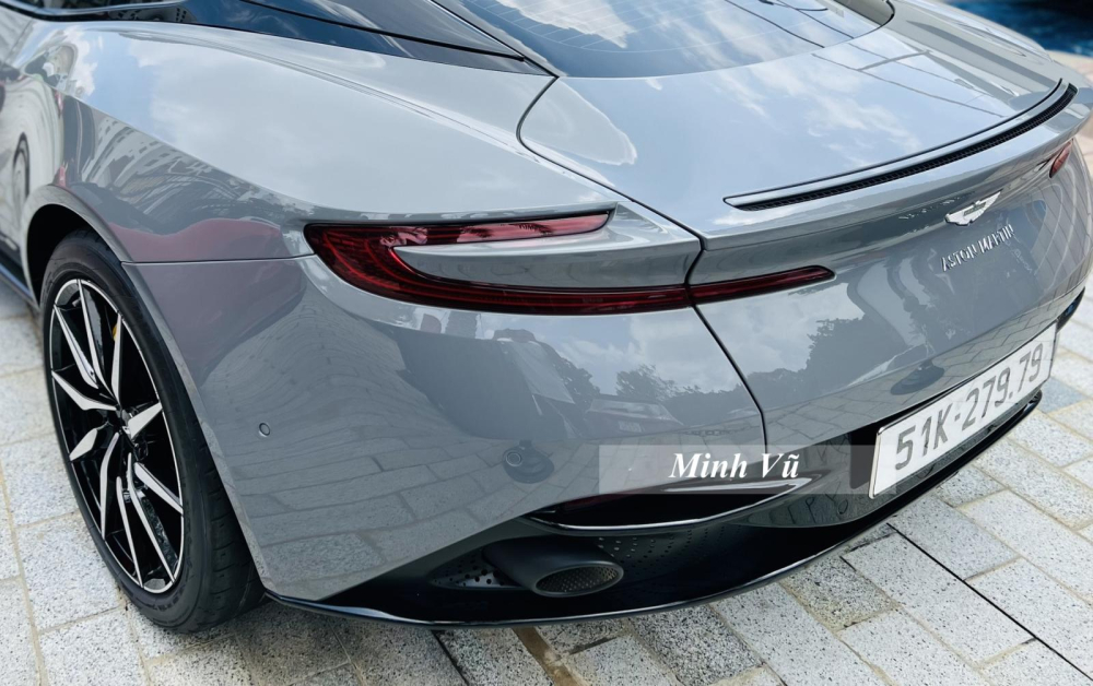 Đuôi xe Aston Martin DB11 có một cặp đèn hậu LED hình chữ C làm tâm điểm của mọi sự chú ý, khác với Aston Martin Vanquish, đèn hậu của Aston Martin DB11 mỏng hơn rất nhiều và dưới chân chữ C được kéo dài sang đến cốp đuôi sau. Đuôi xe Aston Martin DB11 có một cặp đèn hậu LED hình chữ C làm tâm điểm của mọi sự chú ý, khác với Aston Martin Vanquish, đèn hậu của Aston Martin DB11 mỏng hơn rất nhiều và dưới chân chữ C được kéo dài sang đến cốp đuôi sau.