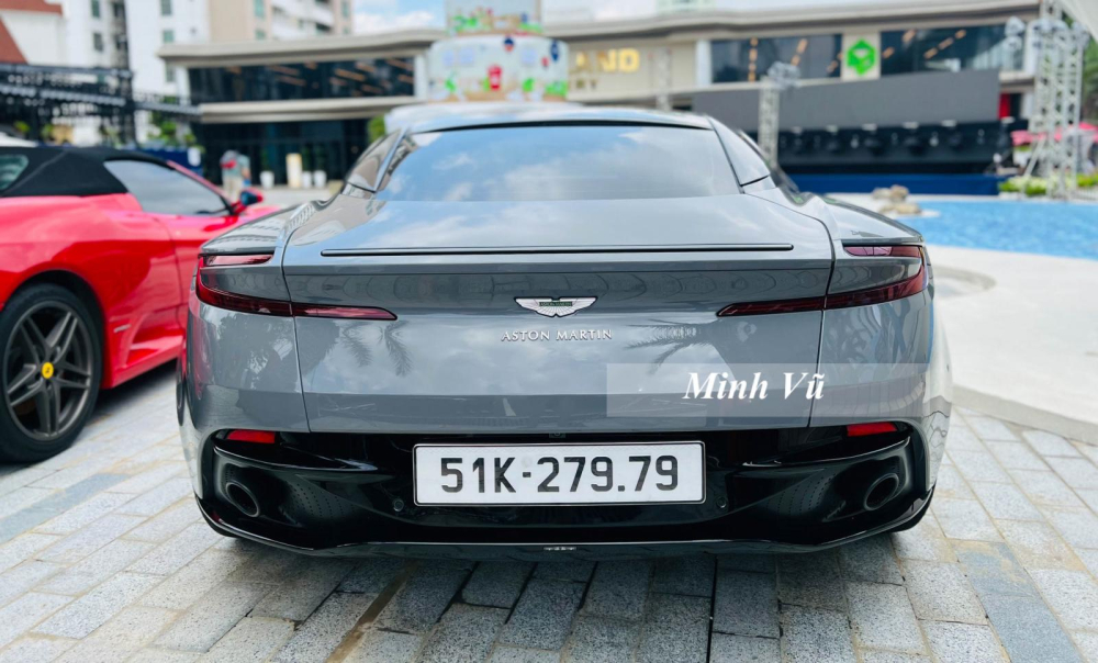 Sau vài ngày xuất hiện tại showroom chuyên bán siêu xe ở Sài thành, chiếc Aston Martin DB11 V8 sở hữu màu độc China Grey đã bị bắt gặp đỗ cùng hàng chục siêu xe khủng của 1 nhà sưu tập xe ở Thành phố Thủ Đức khiến dân mạng thích thú. Sau vài ngày xuất hiện tại showroom chuyên bán siêu xe ở Sài thành, chiếc Aston Martin DB11 V8 sở hữu màu độc China Grey đã bị bắt gặp đỗ cùng hàng chục siêu xe khủng của 1 nhà sưu tập xe ở Thành phố Thủ Đức khiến dân mạng thích thú.