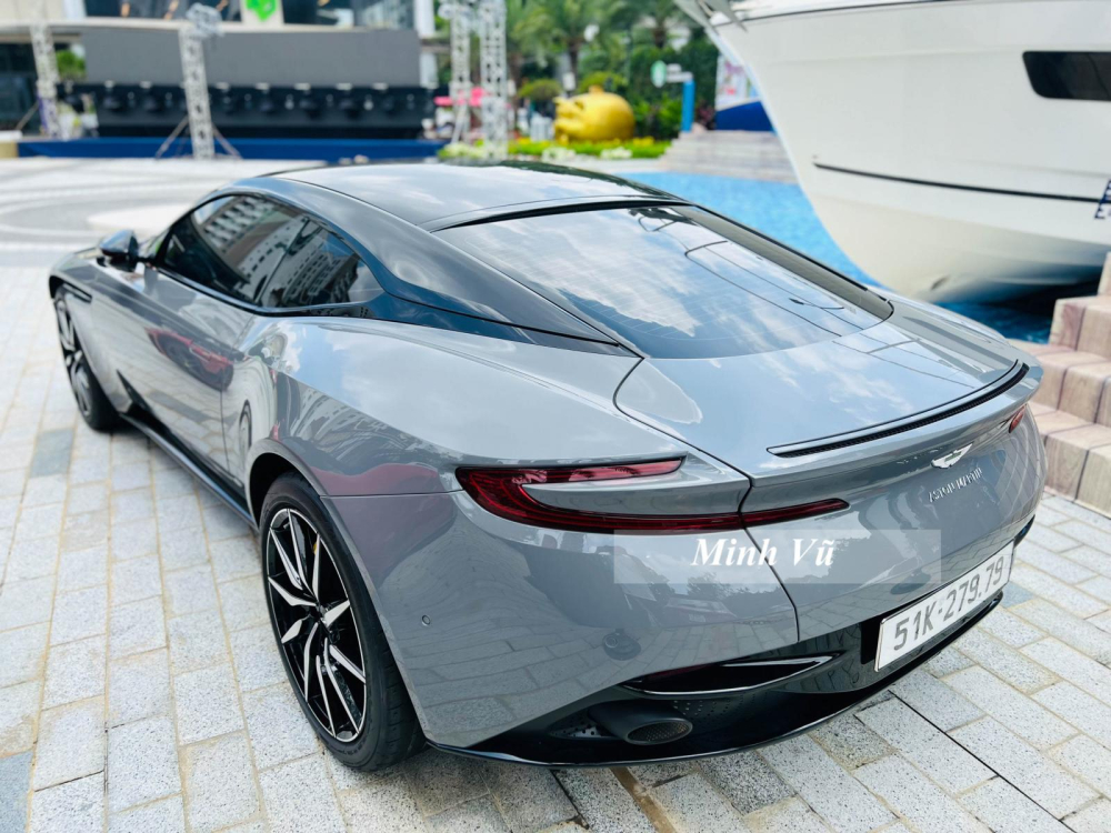 Để tìm kiếm chiếc xe nào đặc biệt nhất trong loạt xe Aston Martin DB11 V8 được mang về nước, mẫu Grand Tourer trong bài viết này có thể là ví dụ điển hình từ màu sơn, trang bị đến việc xe mang biển số rất đẹp mắt với cặp thần tài lớn. Aston Martin DB11 biển siêu đẹp xuất hiện cùng dàn xe trăm tỷ đồng tại Sài thành Để tìm kiếm chiếc xe nào đặc biệt nhất trong loạt xe Aston Martin DB11 V8 được mang về nước, mẫu Grand Tourer trong bài viết này có thể là ví dụ điển hình từ màu sơn, trang bị đến việc xe mang biển số rất đẹp mắt với cặp thần tài lớn. Aston Martin DB11 biển siêu đẹp xuất hiện cùng dàn xe trăm tỷ đồng tại Sài thành