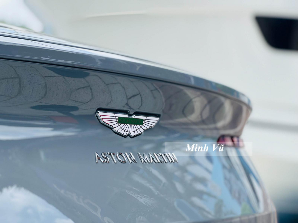 Cốp sau của Aston Martin DB11 được trang bị 1 tấm kính trong suốt có thể nhìn rõ vào bên trong khoang lái, phía trên tấm kính này là đèn phanh. 1 cánh gió ảo Virtual Spoiler trên Aston Martin DB11 cũng giúp xe có tính khí động học tốt hơn. Cốp sau của Aston Martin DB11 được trang bị 1 tấm kính trong suốt có thể nhìn rõ vào bên trong khoang lái, phía trên tấm kính này là đèn phanh. 1 cánh gió ảo Virtual Spoiler trên Aston Martin DB11 cũng giúp xe có tính khí động học tốt hơn.