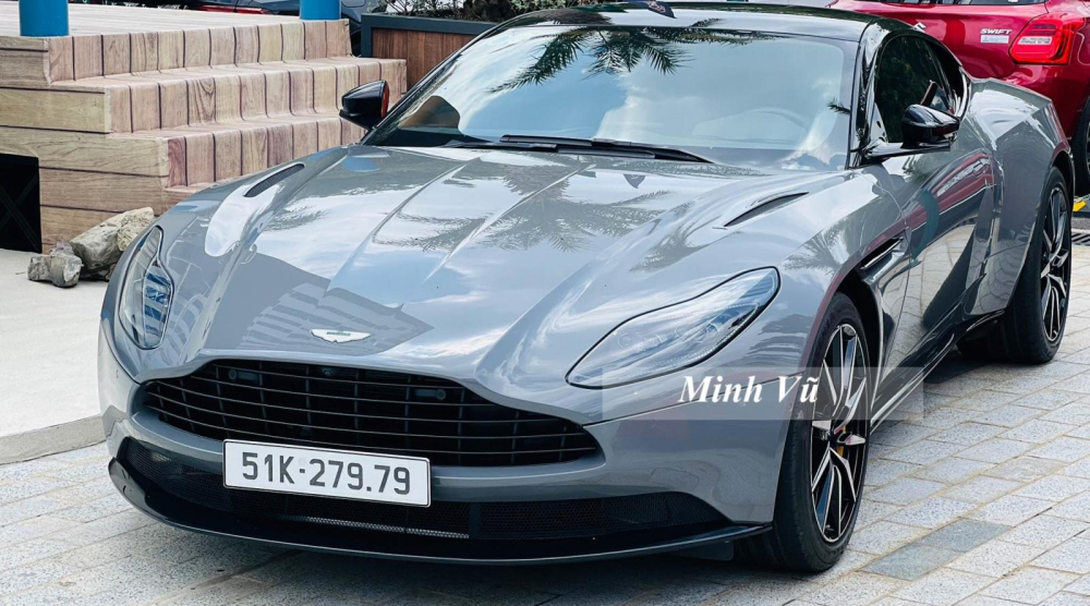 Dù vậy, phải đến 1 năm sau đó, khi hãng xe sang Anh quốc cho ra mắt phiên bản DB11 V8, giới nhà giàu trong nước mới hứng thú và nhanh chóng có trên 8 xe được mang về nước theo diện nhập khẩu chính hãng. Dù vậy, phải đến 1 năm sau đó, khi hãng xe sang Anh quốc cho ra mắt phiên bản DB11 V8, giới nhà giàu trong nước mới hứng thú và nhanh chóng có trên 8 xe được mang về nước theo diện nhập khẩu chính hãng.