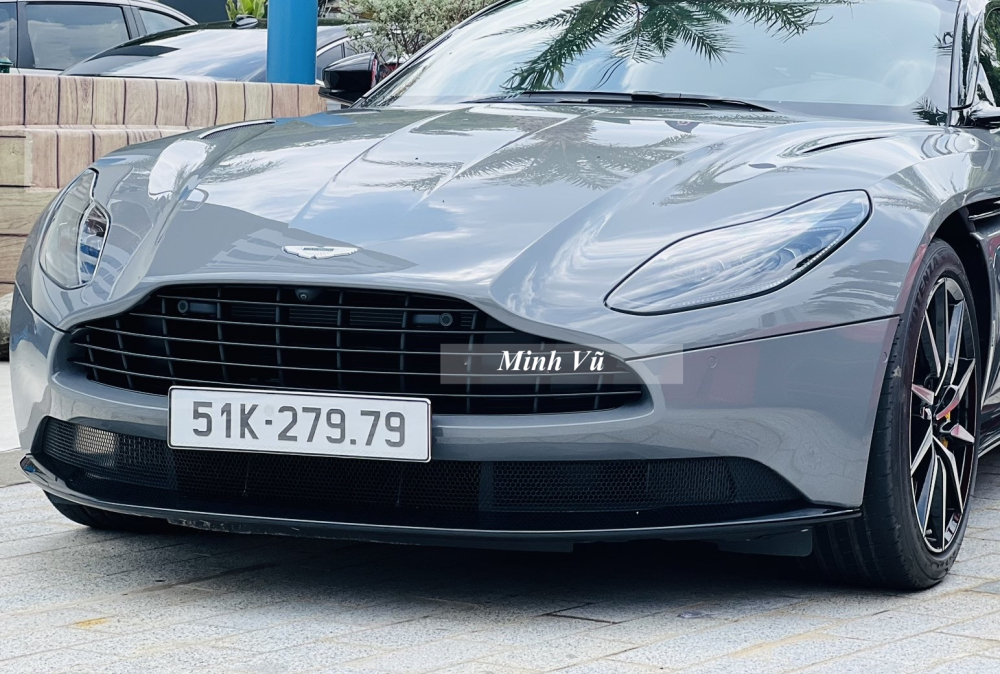 Cận cảnh chiếc biển số cặp 79 của xe Aston Martin DB11 V8 Cận cảnh chiếc biển số cặp 79 của xe Aston Martin DB11 V8
