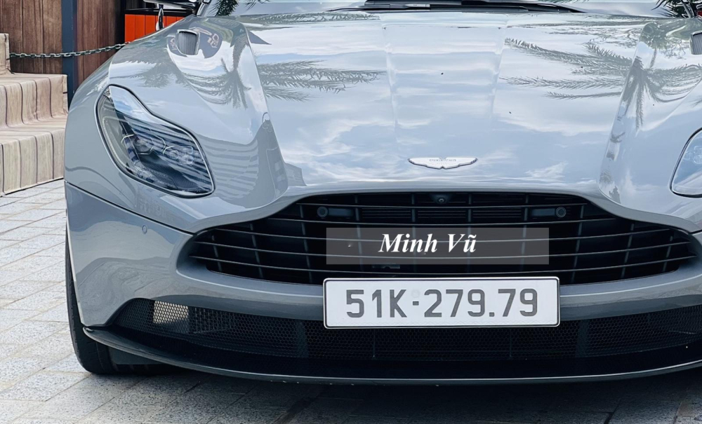 Ở thiết kế, Aston Martin DB11 có nắp ca-pô hình Ở thiết kế, Aston Martin DB11 có nắp ca-pô hình vỏ sò được làm từ một tấm nhôm duy nhất, giữa 2 phiên bản V8 và V12, hãng xe sang Anh quốc tạo sự khác biệt bằng số lượng khe hút gió trên các xe Aston Martin DB11 đang lăn bánh tại Việt Nam là 2 so với con số 4 của bản DB11 V12.