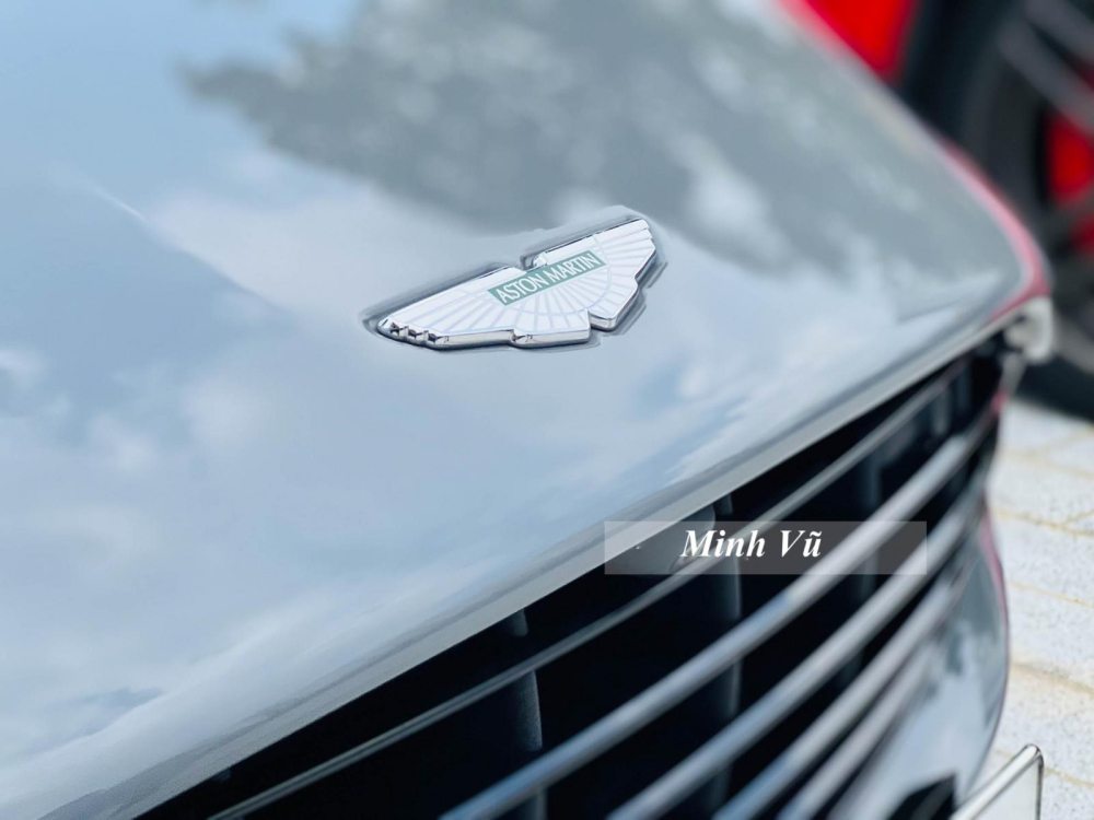 Màu sơn trên chiếc xe thể thao Aston Martin DB11 này là China Grey, rất đặc biệt và tông màu xám xi măng đang là bộ áo trend trên các siêu xe, xe thể thao và SUV hạng sang. Màu sơn trên chiếc xe thể thao Aston Martin DB11 này là China Grey, rất đặc biệt và tông màu xám xi măng đang là bộ áo trend trên các siêu xe, xe thể thao và SUV hạng sang.