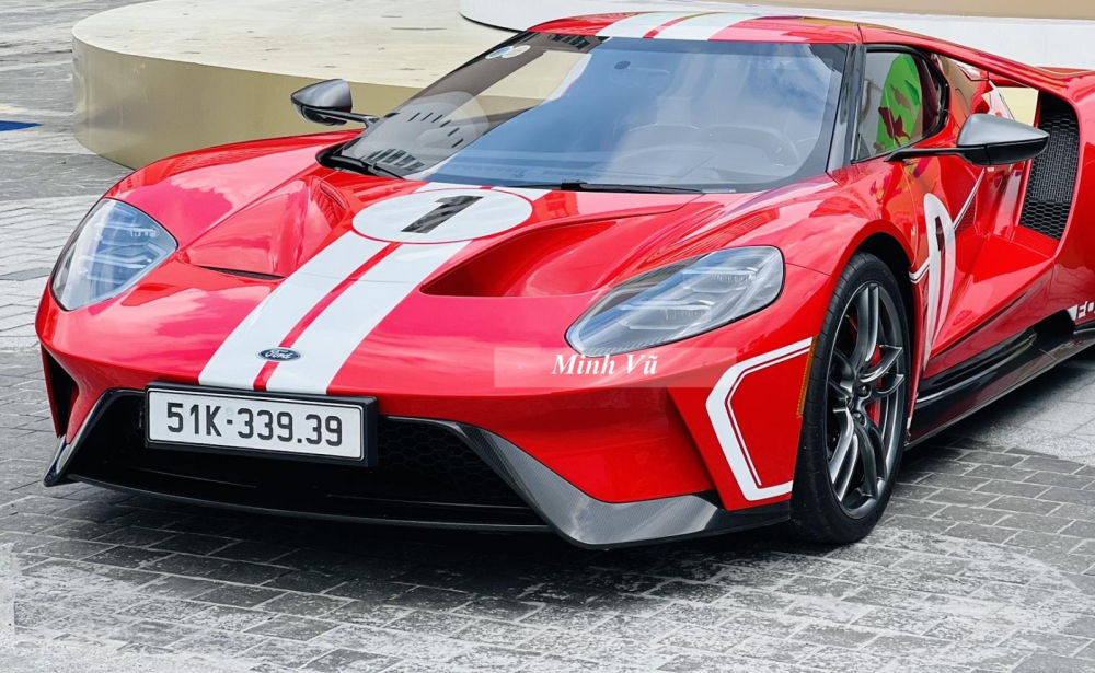 Và đây là biển cặp thần tài nhỏ trên siêu xe giới hạn Ford GT '67 Heritage Edition chỉ có 39 xe trên toàn thế giới và đúng 1 xe tai Việt Nam. Có thể thấy, không chỉ sưu tầm siêu xe và xe thể thao, người này còn rất thích chơi biển thần tài Và đây là biển cặp thần tài nhỏ trên siêu xe giới hạn Ford GT '67 Heritage Edition chỉ có 39 xe trên toàn thế giới và đúng 1 xe tai Việt Nam. Có thể thấy, không chỉ sưu tầm siêu xe và xe thể thao, người này còn rất thích chơi biển thần tài