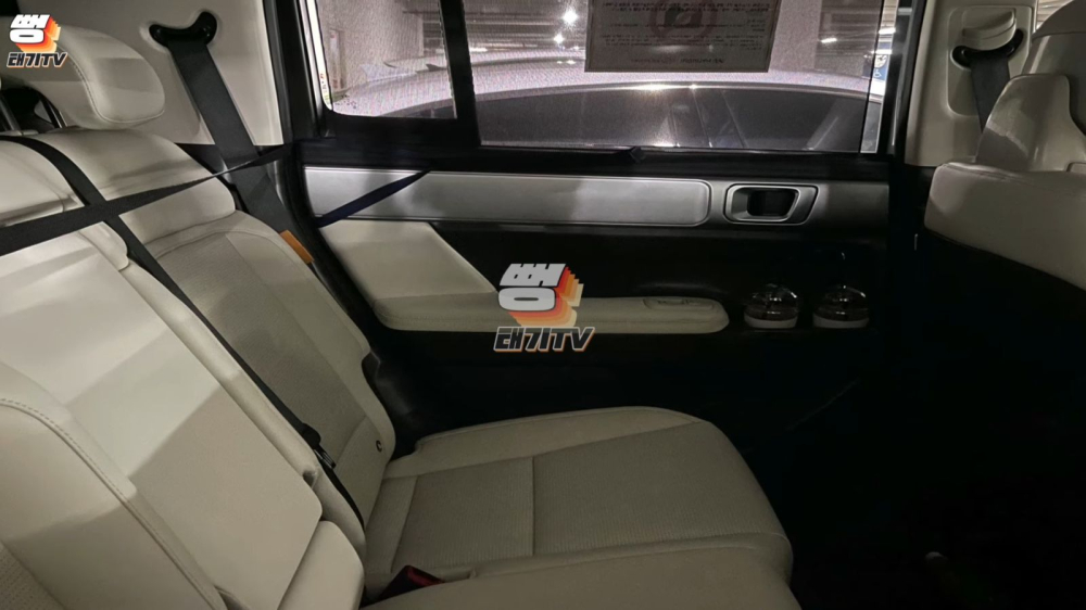 Qua ảnh chụp hộc đựng cốc trên tappi cửa ở hàng ghế giữa, có thể thấy Hyundai Santa Fe thế hệ mới đã tăng đáng kể về kích thước Qua ảnh chụp hộc đựng cốc trên tappi cửa ở hàng ghế giữa, có thể thấy Hyundai Santa Fe thế hệ mới đã tăng đáng kể về kích thước