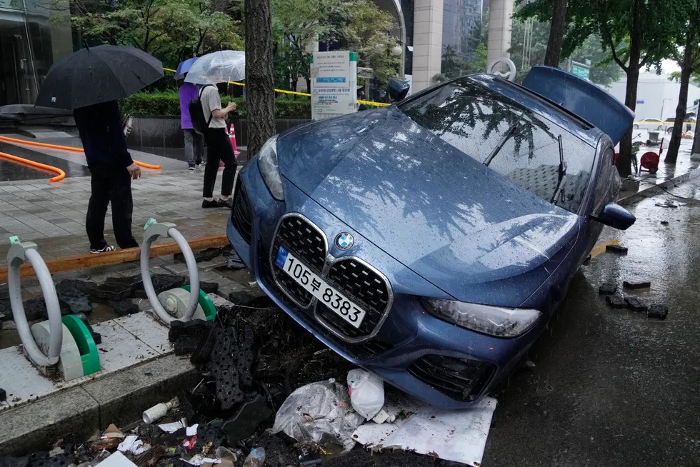Một chiếc xe sang BMW bị hư hỏng trong mưa lũ Một chiếc xe sang BMW bị hư hỏng trong mưa lũ