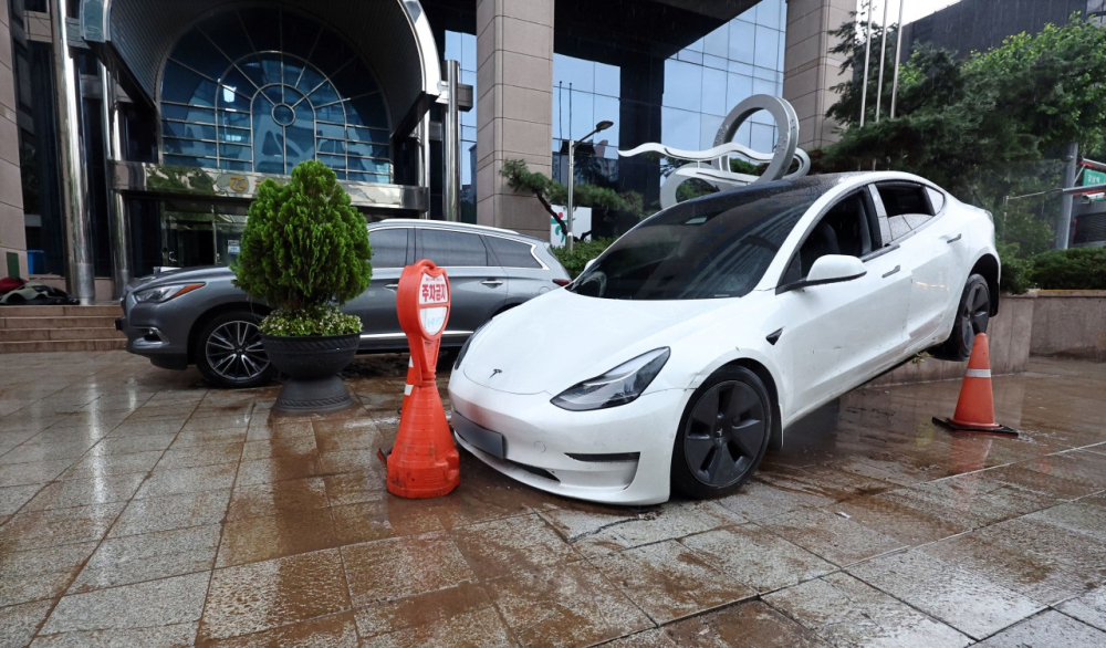 Một chiếc xe điện mang thương hiệu Tesla cũng trở thành nạn nhân của mưa lũ Một chiếc xe điện mang thương hiệu Tesla cũng trở thành nạn nhân của mưa lũ