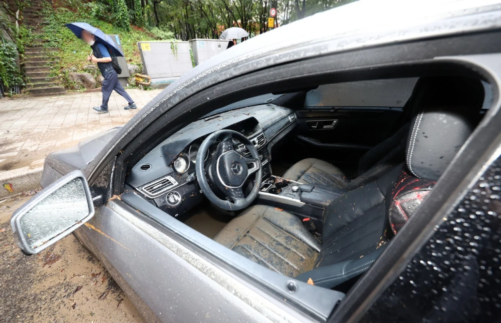 Một chiếc xe sang Mercedes-Benz bị nước lũ vào nội thất Một chiếc xe sang Mercedes-Benz bị nước lũ vào nội thất
