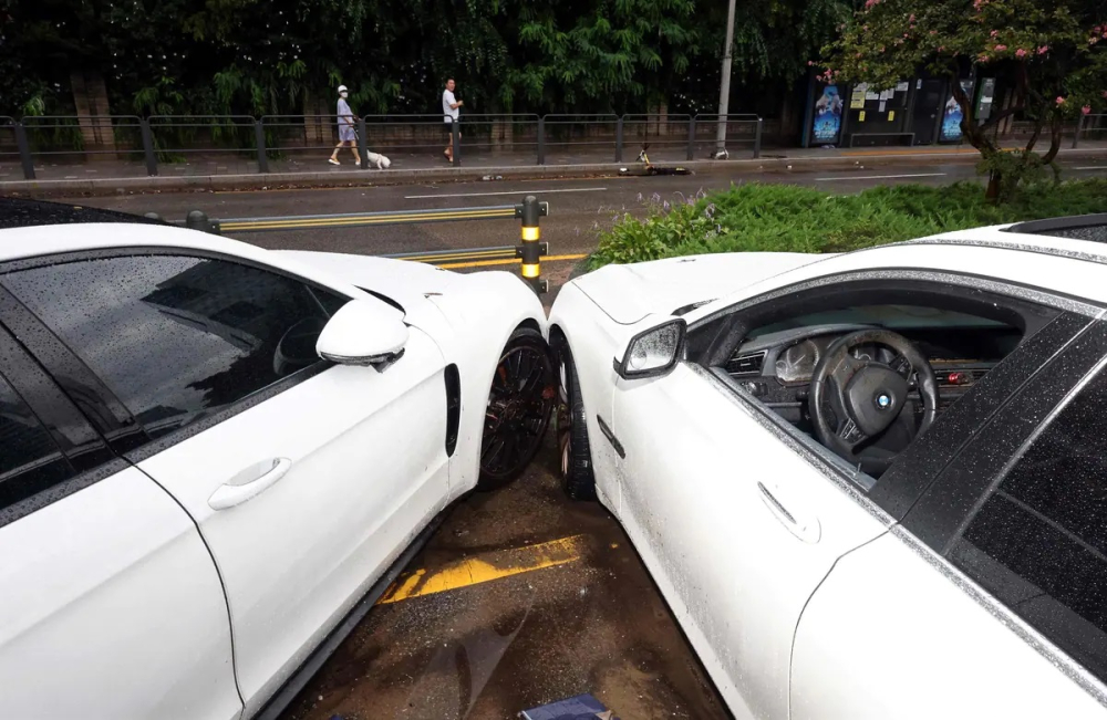 Một chiếc xe sang BMW bị nước lũ vào nội thất Một chiếc xe sang BMW bị nước lũ vào nội thất
