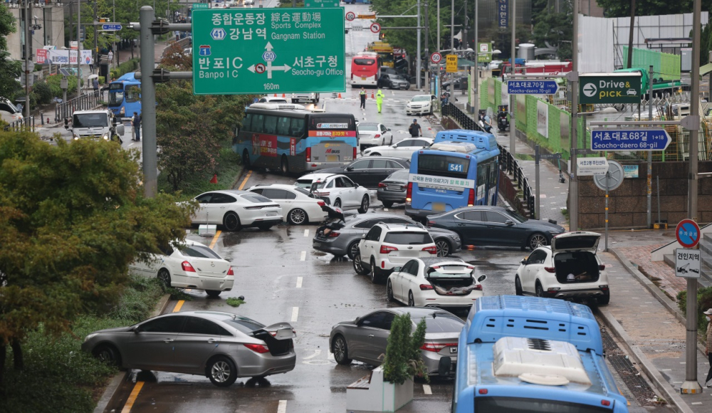 Những chiếc ô tô nằm la liệt trên đường phố Seoul sau đợt mưa lũ Những chiếc ô tô nằm la liệt trên đường phố Seoul sau đợt mưa lũ