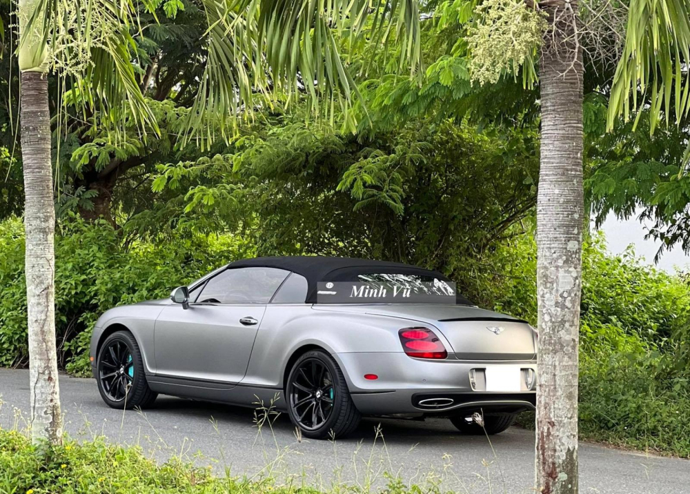 Về màu sơn của chiếc xe Bentley Continental SuperSports Convertible 2011 này là xám mờ, bộ áo khá ấn tượng đi kèm với đó là dàn chân sơn màu tối kết hợp kẹp phanh màu xanh. Về màu sơn của chiếc xe Bentley Continental SuperSports Convertible 2011 này là xám mờ, bộ áo khá ấn tượng đi kèm với đó là dàn chân sơn màu tối kết hợp kẹp phanh màu xanh.