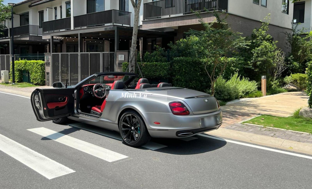 Gần 3 tháng sở hữu chiếc Bentley Continental SuperSports Convertible 2011 này, số lần mang xe ra đường chỉ đếm trên đầu ngón tay, niềm vui nhất lúc này là ngắm Gần 3 tháng sở hữu chiếc Bentley Continental SuperSports Convertible 2011 này, số lần mang xe ra đường chỉ đếm trên đầu ngón tay, niềm vui nhất lúc này là ngắm Hoa hậu cùng với các mẫu xe kỷ niệm như Lamborghini Gallardo hay Maybach 57S màu nâu đồng độc nhất Việt Nam với lý lịch từng là xe trưng bày tại triển lãm Detroit Auto Show 2009, cuối cùng là Porsche 911 GT3 2022.