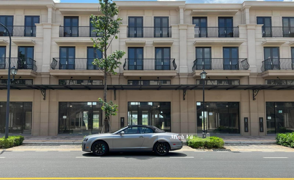 Nếu muốn tốc độ mà không quan tâm thứ gì khác, hãy lái một chiếc xe Lamborghini Gallardo Spyder hay Ferrari F430 Spider nhưng nếu cần thêm sự êm ái cho bờ lưng mỗi khi đạp ga, Bentley Continental SuperSports Convertible là sự lựa chọn đáng đồng tiền bát gạo. Nếu muốn tốc độ mà không quan tâm thứ gì khác, hãy lái một chiếc xe Lamborghini Gallardo Spyder hay Ferrari F430 Spider nhưng nếu cần thêm sự êm ái cho bờ lưng mỗi khi đạp ga, Bentley Continental SuperSports Convertible là sự lựa chọn đáng đồng tiền bát gạo.
