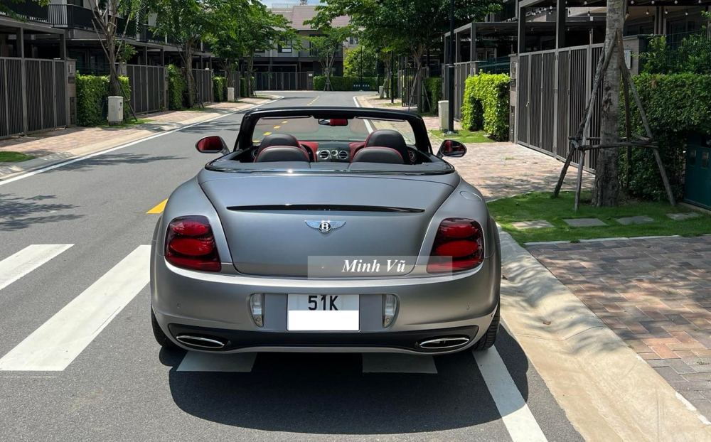 Ngoài ra là hệ dẫn động 4 bánh toàn thời gian, nhờ đó, Bentley Continental SuperSport mui trần độc nhất Việt Nam có thể đua nước rút từ vị trí xuất phát lên 100 km/h chỉ trong thời gian 3,7 giây và 0-160 km/h trong 8,9 giây trước khi đạt vận tốc tối đa 329 km/h. Chiếc xe mui trần cũng được trang bị bánh xe hợp kim 20 inch mới, trọng lượng nhẹ hơn 10 kg so với xe Coupe. Ngoài ra là hệ dẫn động 4 bánh toàn thời gian, nhờ đó, Bentley Continental SuperSport mui trần độc nhất Việt Nam có thể đua nước rút từ vị trí xuất phát lên 100 km/h chỉ trong thời gian 3,7 giây và 0-160 km/h trong 8,9 giây trước khi đạt vận tốc tối đa 329 km/h. Chiếc xe mui trần cũng được trang bị bánh xe hợp kim 20 inch mới, trọng lượng nhẹ hơn 10 kg so với xe Coupe.
