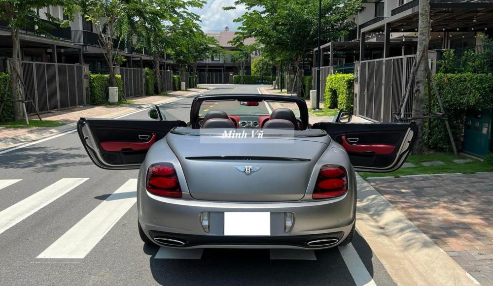 Sau 11 năm xuất hiện tại Việt Nam, chiếc xe siêu sang mui trần Bentley Continental SuperSports Convertible 2011 độc nhất vô nhị này chỉ mới lăn bánh hơn 21.000 km, trung bình mỗi năm, xe chỉ lăn bánh 1.910 km, một con số khá ấn tượng. Sau 11 năm xuất hiện tại Việt Nam, chiếc xe siêu sang mui trần Bentley Continental SuperSports Convertible 2011 độc nhất vô nhị này chỉ mới lăn bánh hơn 21.000 km, trung bình mỗi năm, xe chỉ lăn bánh 1.910 km, một con số khá ấn tượng.