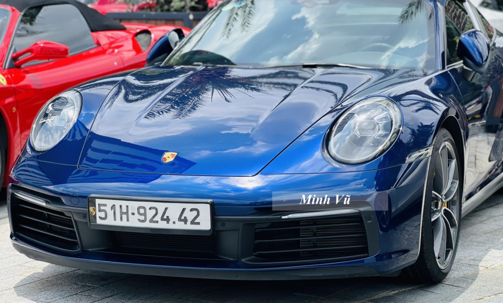  Porsche 911 Targa 4S 992 với 24 hoặc 42 chỉ cần đảo 1 con số lên đầu sẽ cho ra biển cặp