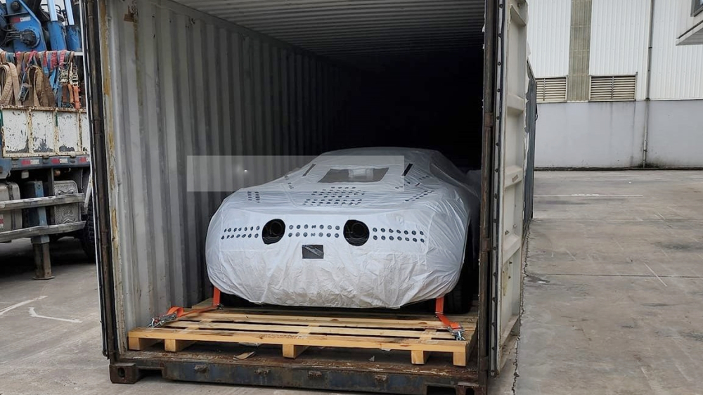 Và khi mở thùng container ra, không phải Elva trăm tỷ đồng, đây mới chính là cặp đôi siêu xe McLaren chính hãng đầu tiên về Việt Nam. Ngoài cùng là McLaren 720S Spider Và khi mở thùng container ra, không phải Elva trăm tỷ đồng, đây mới chính là cặp đôi siêu xe McLaren chính hãng đầu tiên về Việt Nam. Ngoài cùng là McLaren 720S Spider