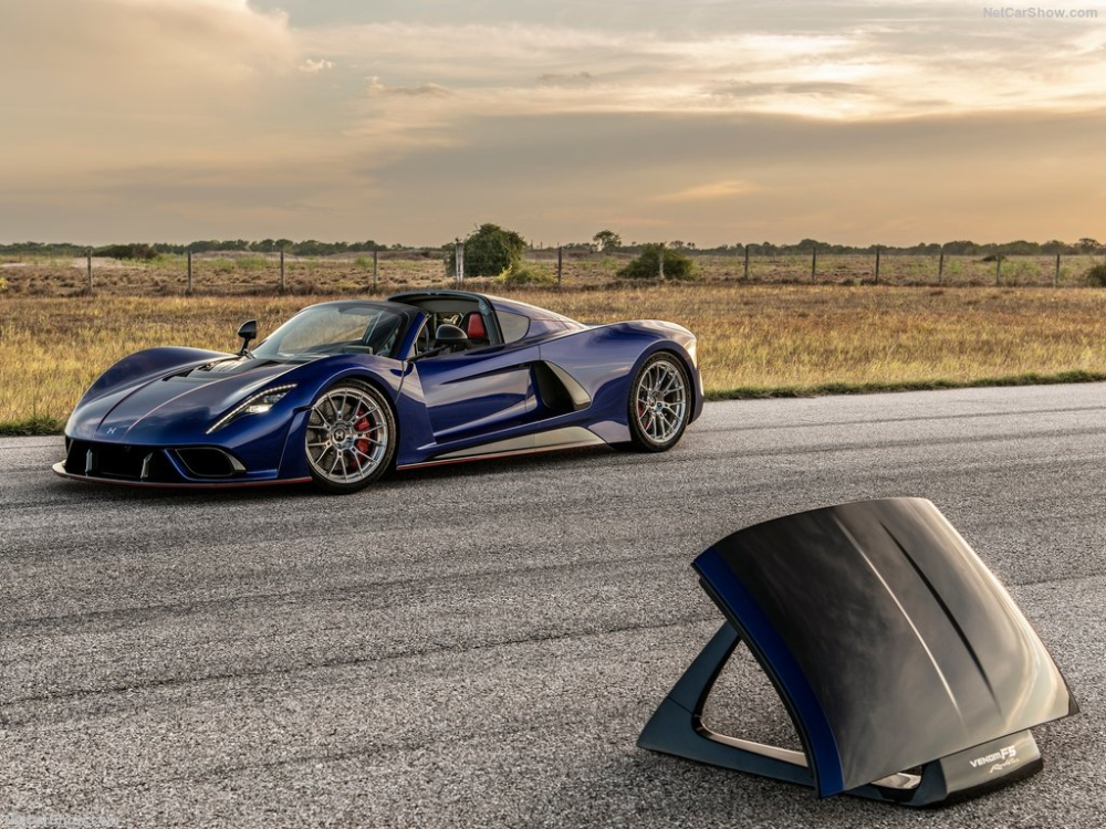 Phần mui xe Venom F5 Roadster chỉ nặng 6 kg