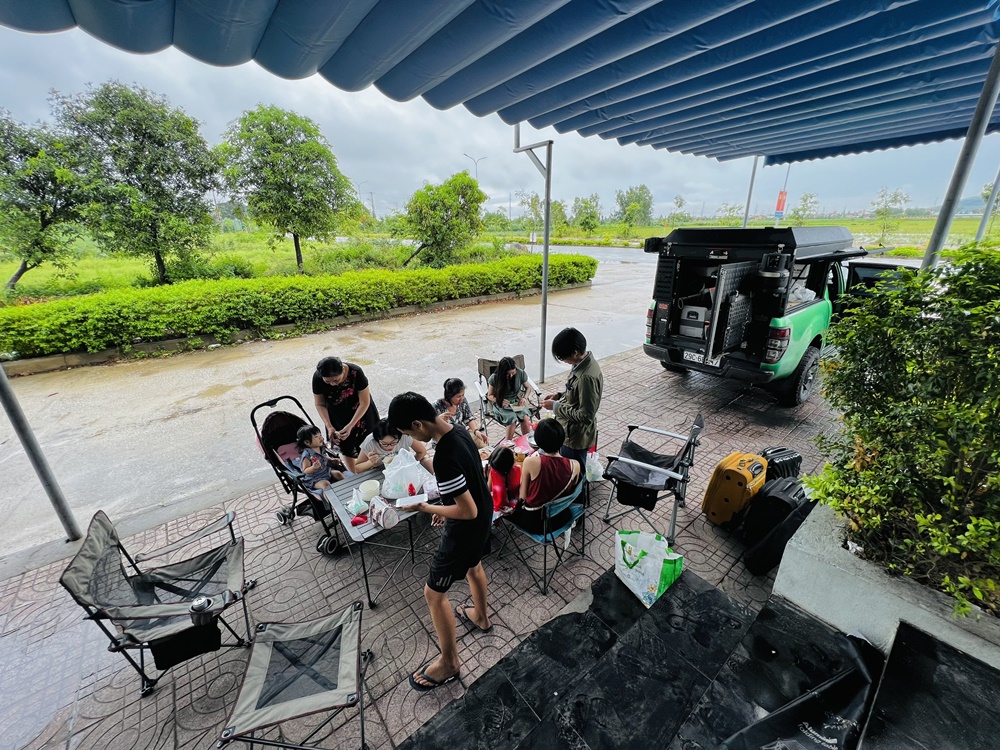 Du lịch camping đã để lại nhiều trải nghiệm vô cùng thích thú cho các thành viên trong gia đình anh Trung, đặc biệt là các cháu nhỏ. Du lịch camping đã để lại nhiều trải nghiệm vô cùng thích thú cho các thành viên trong gia đình anh Trung, đặc biệt là các cháu nhỏ.