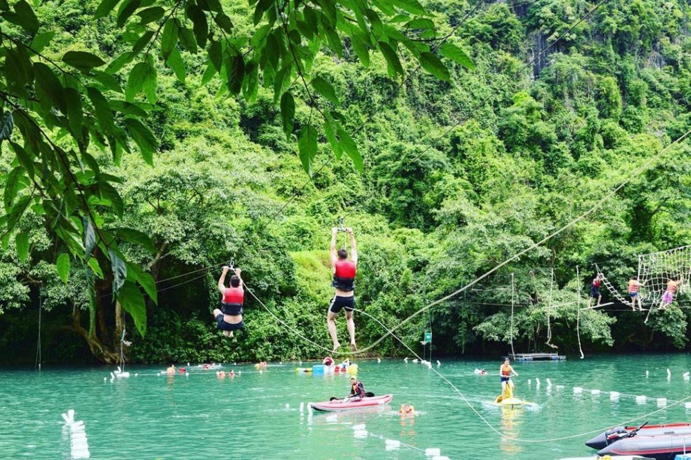 Trải nghiệm nhảy zipline tại Sông Chảy cực thú vị đối với các du khách đến nơi đây. Ảnh tham khảo internet. Trải nghiệm nhảy zipline tại Sông Chảy cực thú vị đối với các du khách đến nơi đây. Ảnh tham khảo internet.