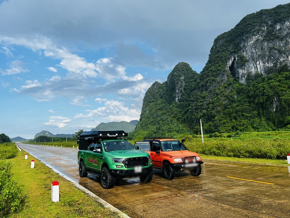 Đồng hành cùng gia đình anh Trung trong chuyến hành trình này là Ford Ranger Wildtrak và Suzuki Vitara. Đồng hành cùng gia đình anh Trung trong chuyến hành trình này là Ford Ranger Wildtrak và Suzuki Vitara.