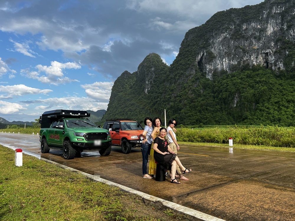 Chuyến hành trình của gia đình anh Trung càng trở nên trọn vẹn và vui vẻ hơn nhờ chiếc xe mang cả thế giới. Chuyến hành trình của gia đình anh Trung càng trở nên trọn vẹn và vui vẻ hơn nhờ chiếc xe mang cả thế giới.