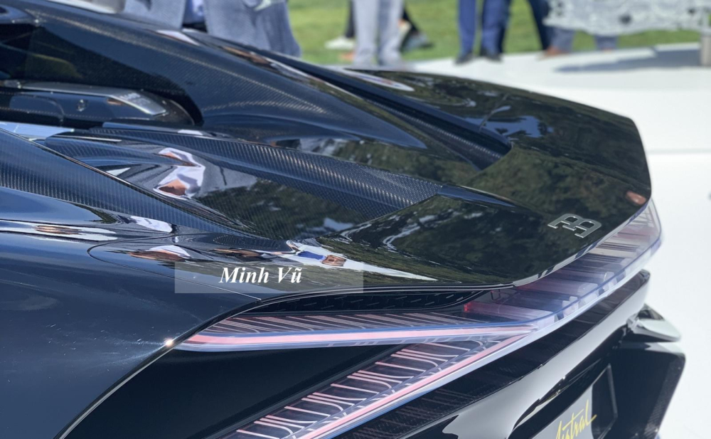 Ngoài màu sơn chính là đen, đỏ, vàng, xanh dương... một số chi tiết ở ngoại thất xe Bugatti Mistral Roadster sẽ còn có carbon. Nội thất xe đơn giản với phần lớn bảng táp-lô và cabin được hoàn thiện từ nhôm, titanium, sợi carbon, da cao cấp gỗ hay cả đá hổ phách Ngoài màu sơn chính là đen, đỏ, vàng, xanh dương... một số chi tiết ở ngoại thất xe Bugatti Mistral Roadster sẽ còn có carbon. Nội thất xe đơn giản với phần lớn bảng táp-lô và cabin được hoàn thiện từ nhôm, titanium, sợi carbon, da cao cấp gỗ hay cả đá hổ phách