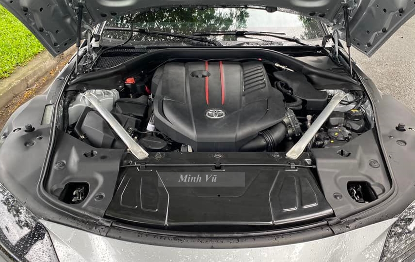 Toyota GR Supra đầu tiên về Việt Nam thuộc thế hệ thứ 5 của ông Đặng Lê Nguyên Vũ được sử dụng động cơ 6 xi-lanh thẳng hàng, tăng áp, dung tích 3.0 lít, sản sinh ra công suất tối đa 335 mã lực.Sức mạnh này của xe Toyota GR Supra thể hệ mới sẽ được truyền tới cầu sau thông qua hộp số tự động 8 cấp có tích hợp lẫy chuyển số trên vô lăng, nhờ đó, mẫu xe này có thể dễ dàng tăng tốc từ vị trí xuất phát lên 100 km/h trong thời gian khoảng 4,2 giây trước khi đạt vận tốc tối đa bị giới hạn 250 km/h. Toyota GR Supra đầu tiên về Việt Nam thuộc thế hệ thứ 5 của ông Đặng Lê Nguyên Vũ được sử dụng động cơ 6 xi-lanh thẳng hàng, tăng áp, dung tích 3.0 lít, sản sinh ra công suất tối đa 335 mã lực.Sức mạnh này của xe Toyota GR Supra thể hệ mới sẽ được truyền tới cầu sau thông qua hộp số tự động 8 cấp có tích hợp lẫy chuyển số trên vô lăng, nhờ đó, mẫu xe này có thể dễ dàng tăng tốc từ vị trí xuất phát lên 100 km/h trong thời gian khoảng 4,2 giây trước khi đạt vận tốc tối đa bị giới hạn 250 km/h.