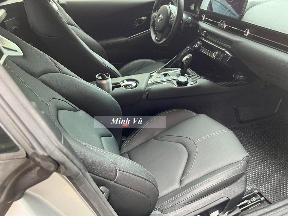 Chiếc xe thể thao Toyota GR Supra thế hệ thứ 5 đầu tiên ở Việt Nam thuộc phiên bản Premium nên có trang bị như hệ thống viễn tin Supra Connect, hệ thống thông tin giải trí tích hợp định vị, tương thích với Apple CarPlay, dàn âm thanh JBL 12 loa cao cấp núm xoay kết hợp cảm ứng và sạc điện thoại thông minh không dây. Chiếc xe thể thao Toyota GR Supra thế hệ thứ 5 đầu tiên ở Việt Nam thuộc phiên bản Premium nên có trang bị như hệ thống viễn tin Supra Connect, hệ thống thông tin giải trí tích hợp định vị, tương thích với Apple CarPlay, dàn âm thanh JBL 12 loa cao cấp núm xoay kết hợp cảm ứng và sạc điện thoại thông minh không dây.