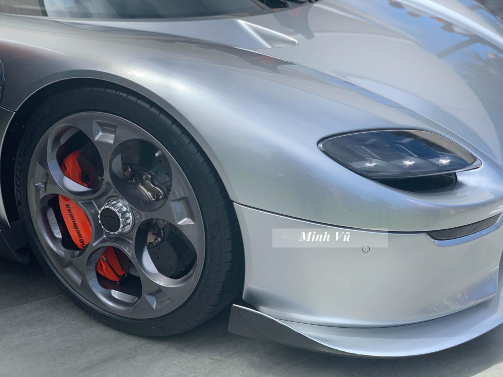 Mâm trước trên xe Koenigsegg CC850 có kích thước 20 inch và sau là 21 inch, phanh trước là phanh gốm carbon đường kính 16,1 inch, phanh sau đường kính 15,6 inch. Mâm trước trên xe Koenigsegg CC850 có kích thước 20 inch và sau là 21 inch, phanh trước là phanh gốm carbon đường kính 16,1 inch, phanh sau đường kính 15,6 inch.