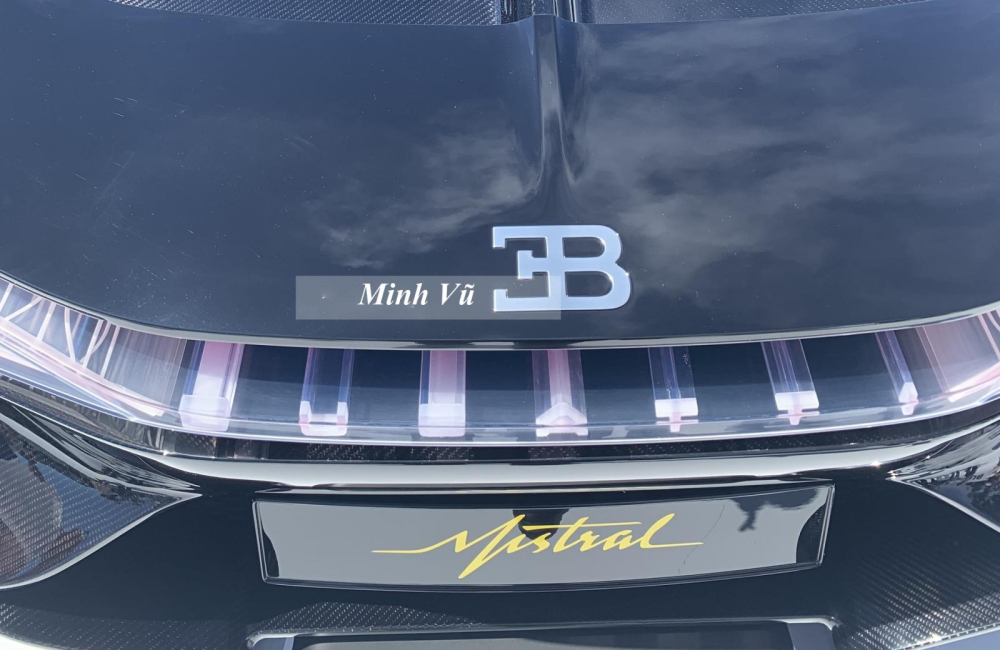 Mistral Roadster có thể xem là chiếc xe Bugatti sở hữu đèn hậu Mistral Roadster có thể xem là chiếc xe Bugatti sở hữu đèn hậu sexy nhất từ trước đến nay, kiểu đèn có hình chữ X giúp hãng lắp đặt lỗ thông hơi ở giữa