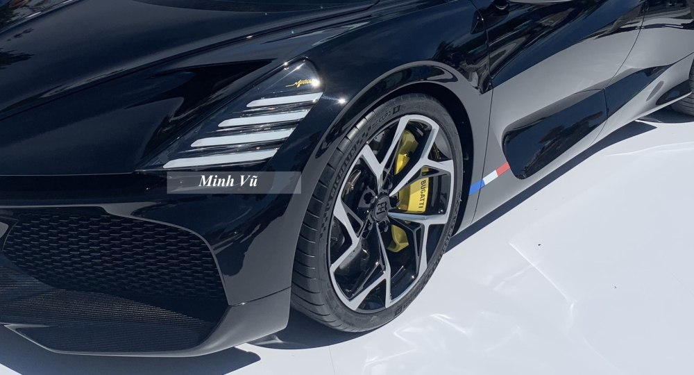 Ờ phần đầu xe, dễ dàng nhận thấy sự quen thuộc trong thiết kế đèn pha của xe Bugatti Mistral Roadsterkhi vay mượn từ siêu phẩm đắt nhất của hãng xe Bugatti là La Voiture Noire, nhưng đương nhiên không thể bê nguyên bản mà được thay đổi bằng 4 đèn LED nằm ngang, xếp tầng và theo chiều hướng tăng dần bề ngang. Ờ phần đầu xe, dễ dàng nhận thấy sự quen thuộc trong thiết kế đèn pha của xe Bugatti Mistral Roadsterkhi vay mượn từ siêu phẩm đắt nhất của hãng xe Bugatti là La Voiture Noire, nhưng đương nhiên không thể bê nguyên bản mà được thay đổi bằng 4 đèn LED nằm ngang, xếp tầng và theo chiều hướng tăng dần bề ngang.