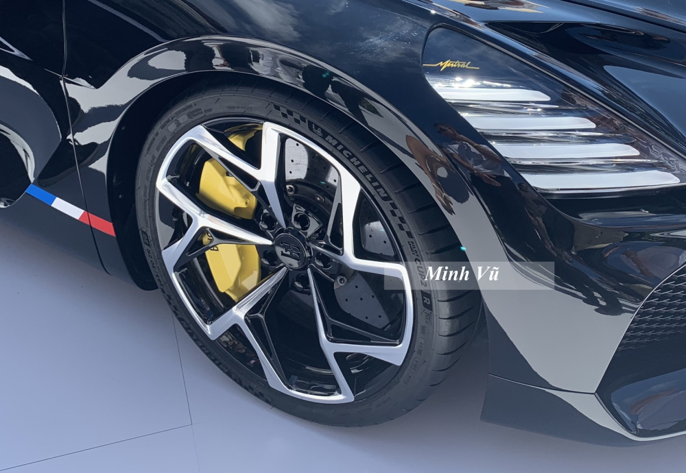 Với sức mạnh khủng khiếp trên 400 km/h nên hãng xe Bugatti rất chú trọng vào dàn chân của xe từ mâm, phanh đến bộ lốp phải thuộc hàng cao cấp và thửa riêng cho Mistral Roadster Với sức mạnh khủng khiếp trên 400 km/h nên hãng xe Bugatti rất chú trọng vào dàn chân của xe từ mâm, phanh đến bộ lốp phải thuộc hàng cao cấp và thửa riêng cho Mistral Roadster