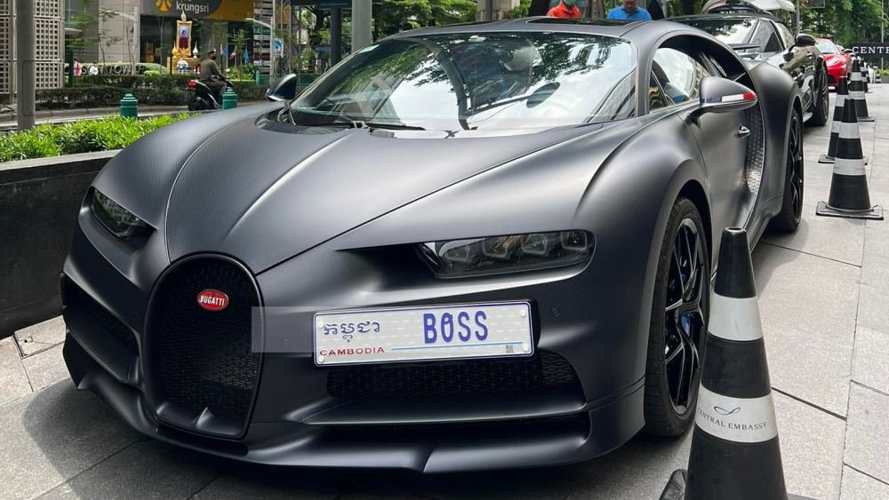 Bugatti Chiron Sport 110 Ans Edition và đỗ phía trước là Range Rover thế hệ mới.