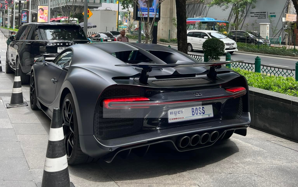 Bugatti Chiron Sport 110 Ans Edition và đỗ phía trước là Range Rover thế hệ mới.