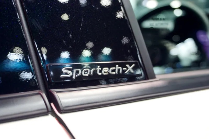 Logo Sportech-X trên cột B của Nissan Almera Sportech-X 2022 Logo Sportech-X trên cột B của Nissan Almera Sportech-X 2022