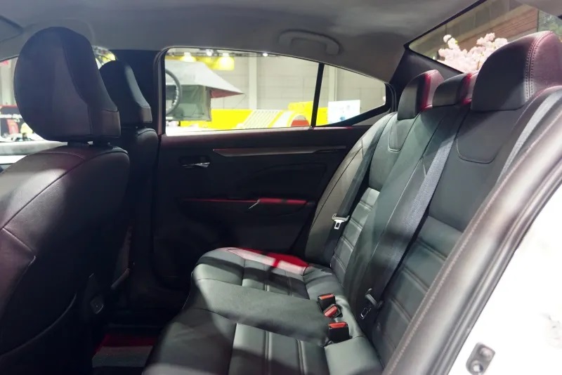 Hàng ghế sau của Nissan Almera Sportech-X 2022 Hàng ghế sau của Nissan Almera Sportech-X 2022