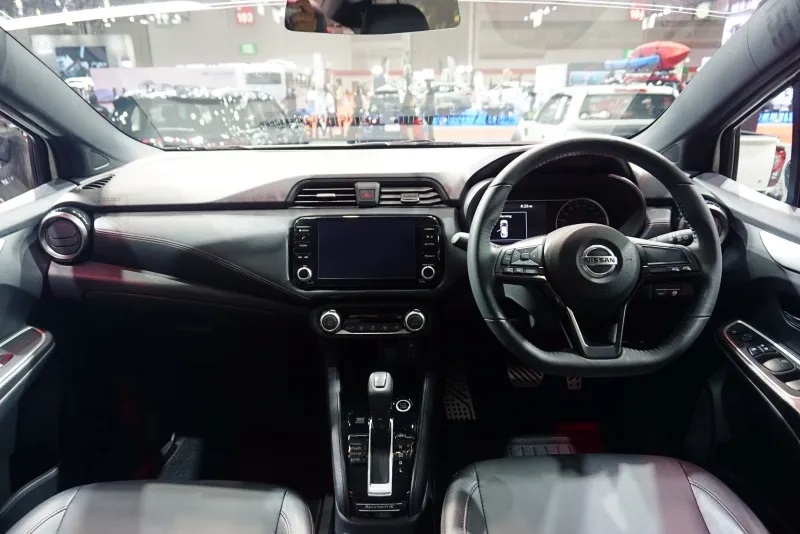 Nissan Almera Sportech-X 2022 có đèn viền nội thất màu đỏ Nissan Almera Sportech-X 2022 có đèn viền nội thất màu đỏ