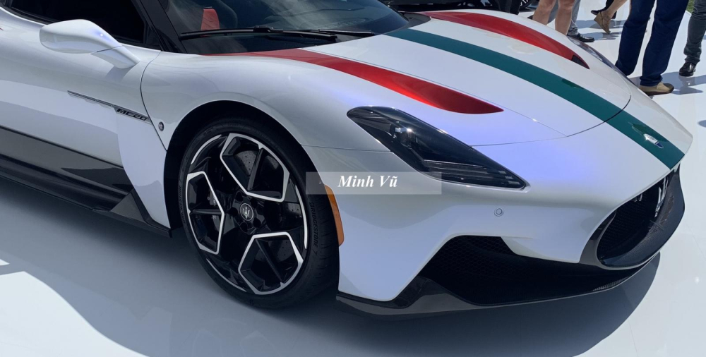 Nếu không có thêm các sọc màu đỏ và xanh lá cây, chắc chắn phần đầu chiếc siêu xe Maserati MC20 Fuoriserie này trông đơn điệu, không khác gì xe MC20 màu trắng đang có mặt tại Việt Nam