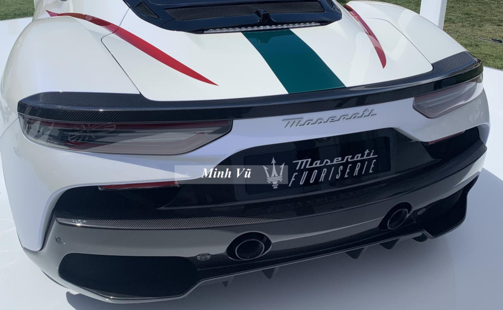 Chất liệu carbon còn được nhìn thấy rất nhiều ở ngoại thất xe Maserati MC20 Fuoriserie này.