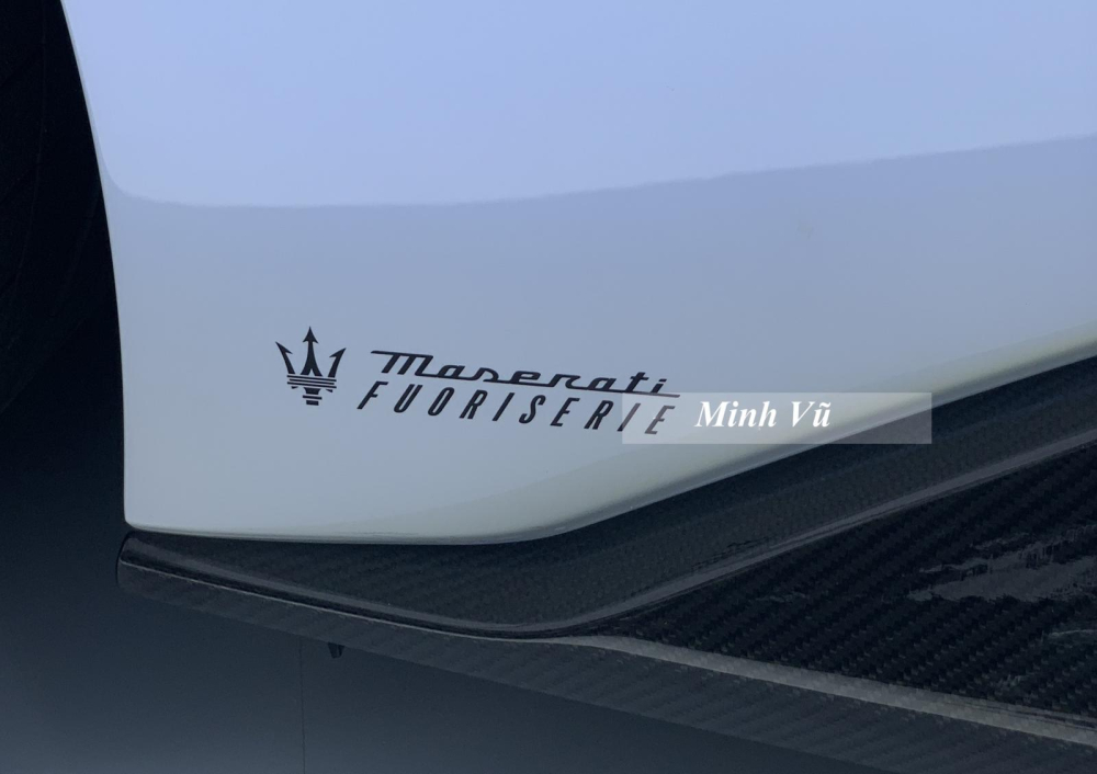 Maserati MC20 Fuoriserie có các màu sơn chính là xám Rosso Corse, trắng Glossy Audace và xanh Emerald Green, 3 bộ áo này là một phần của chương trình tùy chỉnh Maserati Fuoriserie, dưới nhiều hình thức khác nhau cho phép khách hàng tự lên cấu hình một chiếc Maserati MC20 hoàn chỉnh.
