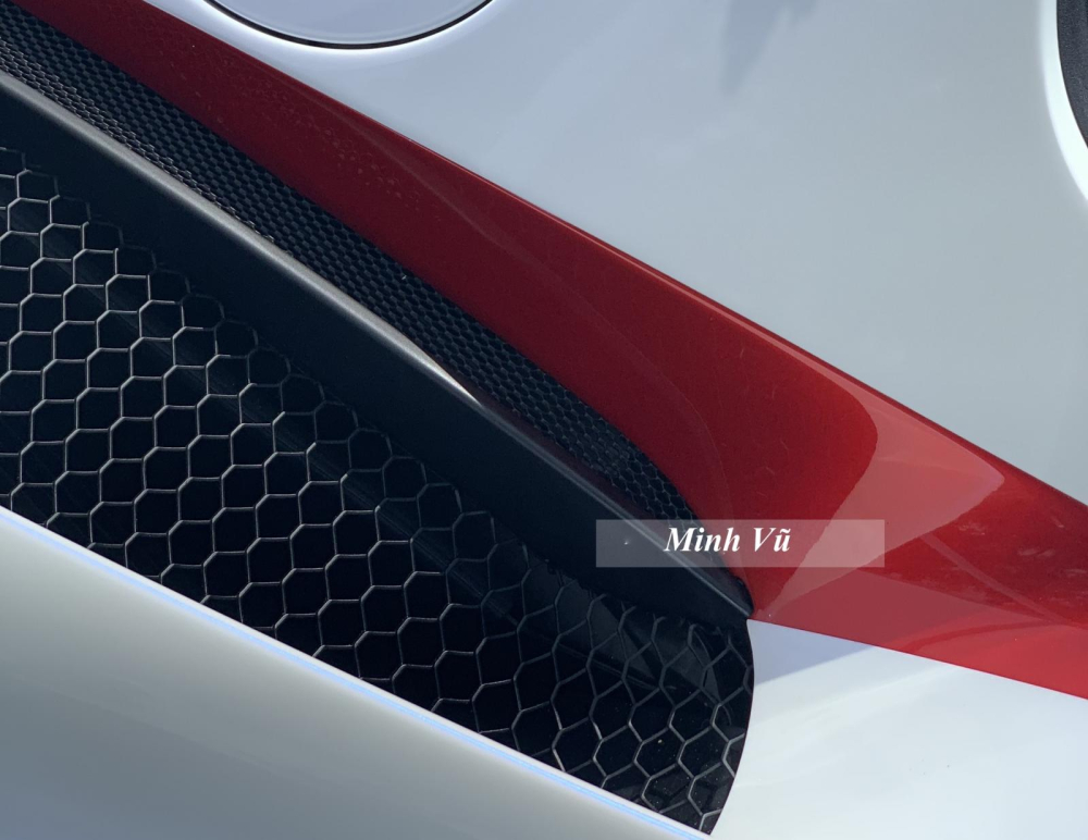  MC20 là dự án siêu xe hoàn toàn mới của Maserati và nhiều người cho rằng có điểm nhấn ấn tượng với phần đầu xe gợi nhớ đến huyền thoại Maserati MC12, ngoài ra, siêu xe thương mại đầu tiên của Maserati có cửa cánh bướm rất đẹp mắt và cá tính. Phía sau xe có đèn hậu LED kéo dài và cặp ống xả đơn quen thuộc của các mẫu xe thể thao tốc độ như GranTurismo MC Stradale. 