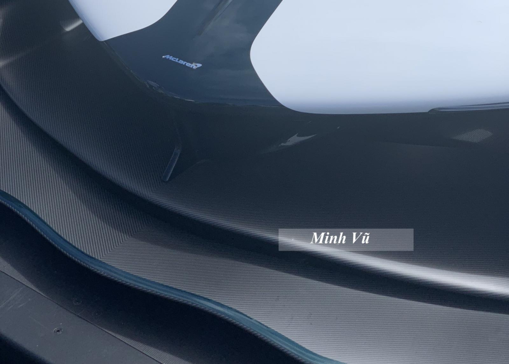 Siêu xe đua Solus GT của hãng McLaren chỉ nặng chưa đến 1 tấn, nhưng xe có khả năng tạo ra lực ép xuống dưới mặt đường khi chạy tốc độ cao là hơn 1.200 kg.