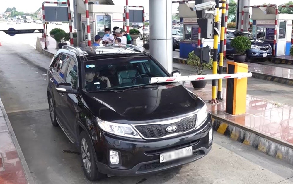 Xe &ocirc; t&ocirc; bị barie hạ tr&uacute;ng l&agrave;m vỡ k&iacute;nh l&aacute;i vẫn được bảo hiểm bồi thường nếu di chuyển đ&uacute;ng tốc độ.