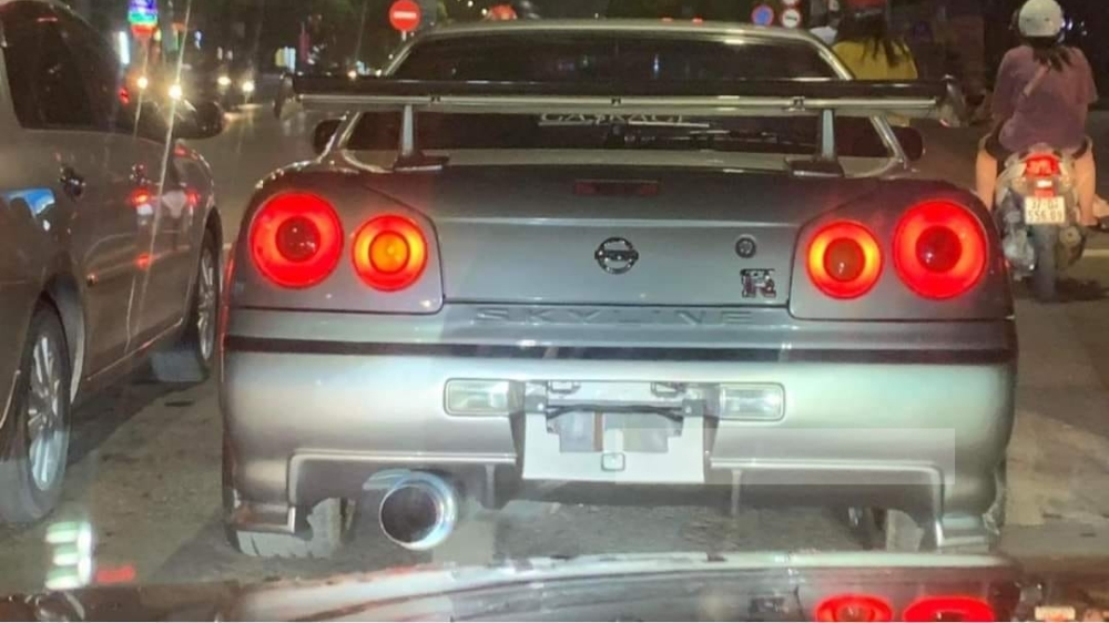 Mới đây, thông tin về việc một chiếc xe thể thao tốc độ Nissan Skyline GT-R R34 đã sản xuất cách đây hơn 2 thập kỷ bất ngờ được nhập vào Việt Nam qua 1 cửa khẩu ở phía Bắc đã nhận được sự quan tâm không nhỏ của giới mê xe trong nước. Mới đây, thông tin về việc một chiếc xe thể thao tốc độ Nissan Skyline GT-R R34 đã sản xuất cách đây hơn 2 thập kỷ bất ngờ được nhập vào Việt Nam qua 1 cửa khẩu ở phía Bắc đã nhận được sự quan tâm không nhỏ của giới mê xe trong nước.